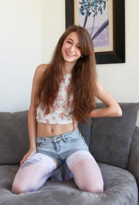 Sweet Teen Willow Hayes entfernt ihre Shorts und ihr Hemd, um Muschi Lippen & Spielzeug (15p) zu verteilen