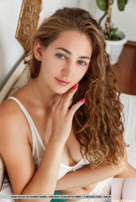 Der schöne Teenager Rene Soleil nimmt ihre Dessous ab, um Nude zu posieren (18p)