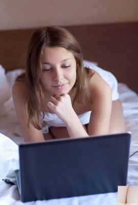 Charmantes Babe Nikia zeigt ihre geschwollenen Brustwarzen und rasierte Muff in ihrem Schlafzimmer (20p)