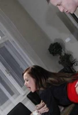 Junge Paare schießen zu Hause leidenschaftlich am Esstisch. Dies soll JJ essen lassen (11p)