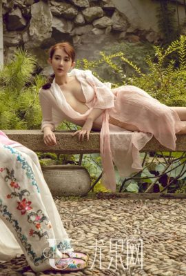 Su Xiaoman & Fang Zixuan „White Moonlight“ (64p)