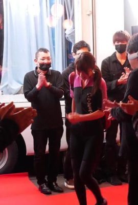 Verdammt, kleine Japaner wissen wirklich, wie man spielt, und eine Gruppe von Menschen schaut und masturbiert im Glasraum (15p)
