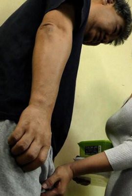 Eine frustrierte reife Frau verführt ihre Nachbarin mit Kleidung, die ihre Brüste betont, und hat einen unanständigen Sex mit einer unanfechtbaren Frau! (20p)