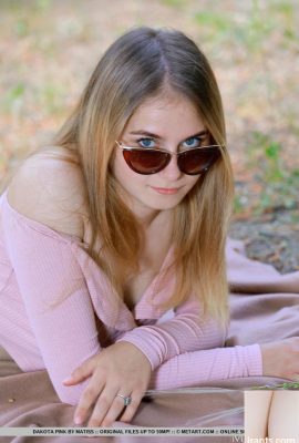 Netter Teen Dakota Pink setzt ihren großen Körper frei von Kleidung in der Natur (18p)