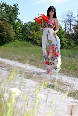 Glamouröses Babe Melani A Strips in schöner Natur und posiert nackt (21p)