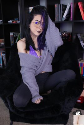 (Suicide Girls) 17. April 2025 – Emokittenxoxo – Pop of Purple (60p)