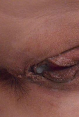 Eine kurzhaarige Frau mit unzufriedenem Verlangen und Spaß, wenn sie im Alter trifft (33p)