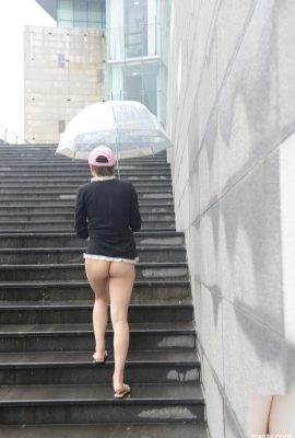 (Selbstphoto) Exponiertes verrücktes Mädchen an einem regnerischen Tag (30p)