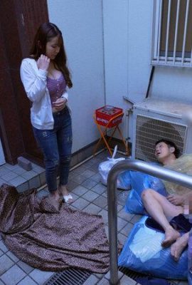 (Hatano Yui) Eine Frau, die aufnimmt und einen Mann Hatano Yui (20p) hält