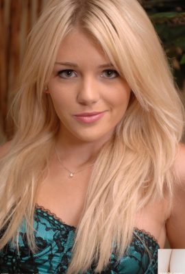 Teen Amateur Holly enthüllt ihre Titten und verbreitet ihren rosa Muff (20p)