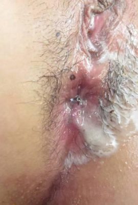 Die beiden Onkel nahmen die junge Frau auf und fickten sie, während sie sie berührten. Nach dem Ficken wechselten sie abwechselnd ihre Schwänze sauber (12p)