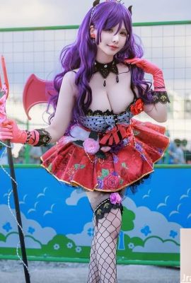 Coser „Magic Flower“ enthüllt weiße, zarte und schlanke Beine (10p)