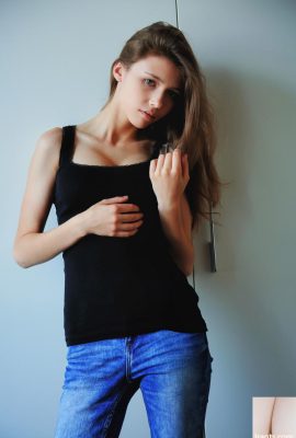 Die Brünette Teen Mila Azul enthüllt ihre wunderschönen großen Titten und posiert nackt (20p)