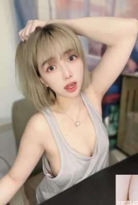 Kurzhaarige Schönheit „ein Baoer“ hat eine schöne Figur, die die Menschen daran denken lässt (10p)