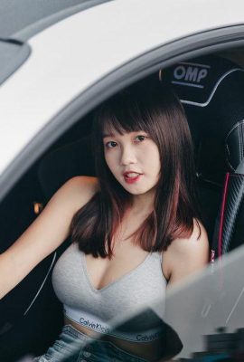 Süßes und reines Mädchen „als“ hat eine großartige Figur, die Menschen hart macht (10p)