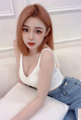Sweet Model „Mila“ kann ihre Brüste nicht bedecken und voller böser Figuren und befreien sie (10p)