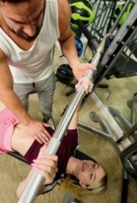 Jayden Black verführt einen starken Mann und hat Sex im Fitnessstudio (11p)
