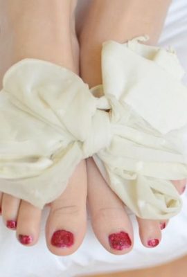 (Legku-Foto) Nr. 005 Langbeinige Mädchen mit transparenten Hosen unter weißen Strümpfen