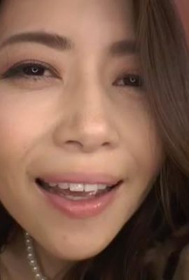 Eine schöne reife Frau befindet sich in einem wilden Vibrator, nackten Körper, der mehrere Männer neckt (40p)