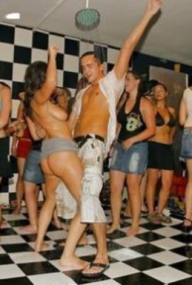 Genießen Sie die verrückte Sex Orgie mit prallen Brüsten auf der betrunkenen Sexparty (10p)