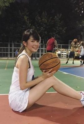 Das süßherzige Mädchen im Basketball-Likes Sport ist besonders charmanter Trainer, ich möchte Basketball spielen! (12p)