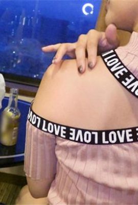 Das super heiße Mädchen, mit dem sie in der Taverne unterhielt, aber sie hatte nicht erwartet, dass sie ein Produkt mit viel Vaginalflüssigkeit war. Sie konnte es nicht ertragen, wenn sie einfach herumspielte. Sie fand wirklich einen Schatz (32p)