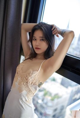 (Sira) Hochwertige gekrümmte Figur strahlt ein Gefühl der Versuchung aus (35p)