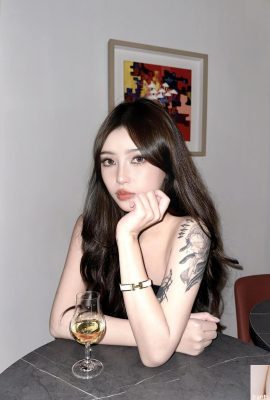 „Wiwei“ runde und zarte Brüste erscheinen plötzlich und können nicht ignoriert werden (10p)