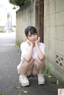 (Mihua eni) zeigt, wie ihre zarte und pralle Figur die Aufmerksamkeit aller auf sich zieht (38p)