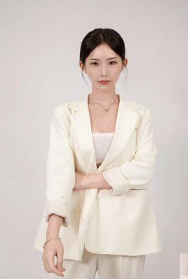 „Hedy Dai“ die elegante Schönheit zeigt klare und zarte Haut (10P)