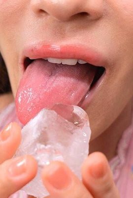 Morinaga Ice: Eine Frau mit unzüchtigem Gesicht und zappelnder Zunge Morinaga Ice (21P)