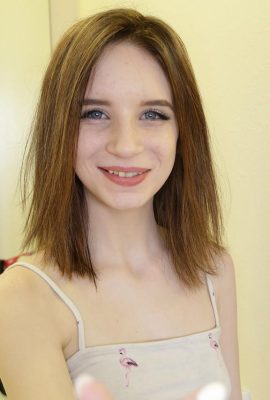 Teen Lily Moon lässt sich von ihrem Stiefbruder in POV die Möse reiben und entbeinen (20P)