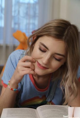 Die süße Teenagerin Eva Elfie zeigt und schnappt sich ihre perfekten Brüste und fingert sie (21P)