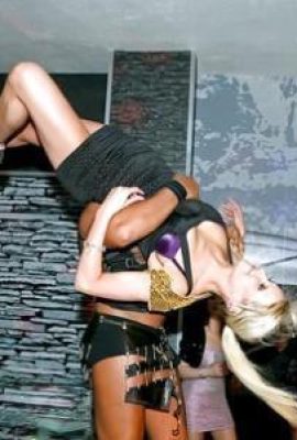 Nuttige Brüste haben eine Menge Spaß auf einer wilden, betrunkenen Party (15P)