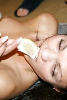 Der flache Bauch der versauten Blondine ist nach dem Gruppensex mit Sperma bedeckt (11P)