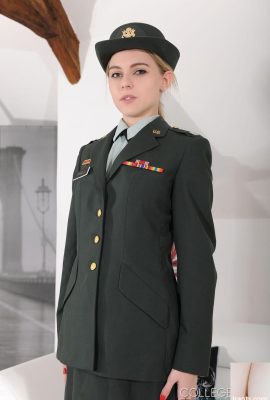 College-Uniform mit Chloe Toy Sex Photos (21P)