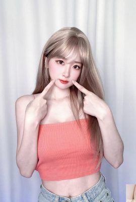 „Weiwei“ hat eine wunderschöne Figur, weiß und zart, so perfekt, dass es schlecht ist (10P)