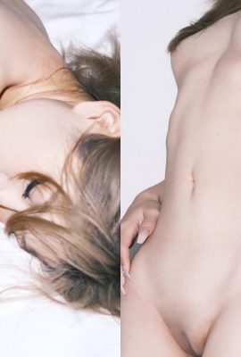 Das blonde Mädchen mit Tätowierungen entblößt mutig ihren schönen Körper und ihre zarte Muschi, die alle entblößt sind (11P)