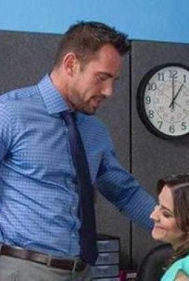 Ich konnte es kaum erwarten, Sex mit meiner Sekretärin im Büro zu haben, ohne die Tür zu schließen (21P)