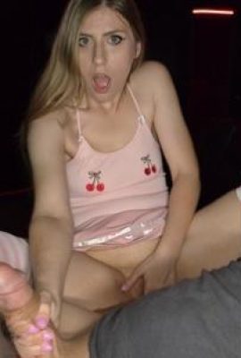 Ich werde heute meinen Anus ficken lassen, also habe ich vorher einen Analplug mitgebracht und ihn in Stücke gefickt (12P)