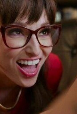 Vollbusige Hausfrau Irina fickt in Hundesexstellung (20P)