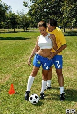 Nach dem Ballspielen war die Schönheit schweißgebadet und duschte, um sich im Badezimmer zu entspannen (11 Uhr).