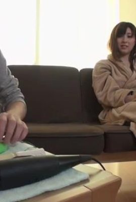 Dies ist das erste Mal, dass eine vollbusige Ehefrau auf die Jagd nach einem jungen Mädchen geht. So eine Frau ist richtig geil (27P)