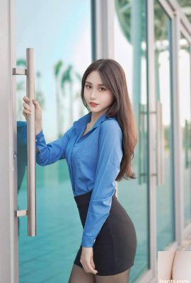 Langhaarige Schönheit mit knackigem Hintern und schwarzen Strümpfen