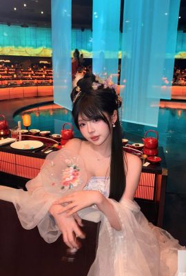 Das süße Mädchen „Xu Yue“ hat eine perfekte Karrierelinie und ein süßes Lächeln, das sie immer beliebter macht (10P)