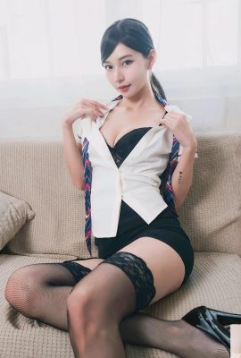 „Anna Coco“ hat schlanke und schöne Beine, und wer lässt sich nicht von der heißen Attacke verführen (10P)