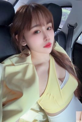 „Irene Huang Xiao Ge“, kleines Pony mit schönen Brüsten, das eine lächelnde Kurve zeigt (10P)